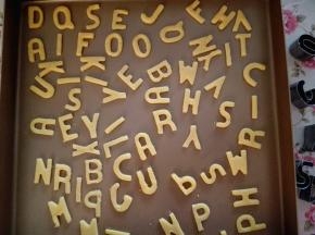 11.	再把按压出的字母转移到不粘烤盘上，