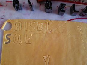 10.	用英文字母饼干模按压出需要的字母，