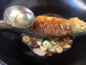 淋入1勺料酒（白酒）。