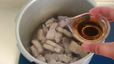 洗净焯过水的五花肉，放入适量清水，倒入料酒