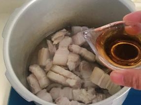洗净焯过水的五花肉，放入适量清水，倒入料酒