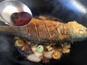 放入5g的番茄酱、5g的甜面酱、3g的腐乳。