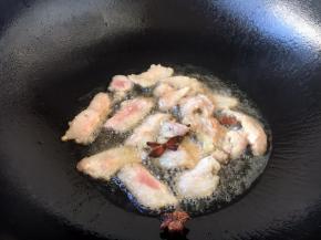 锅里留底油，放入五花肉和八角煸炒，五花肉不用煸炒时间太长了，出油就可以了。