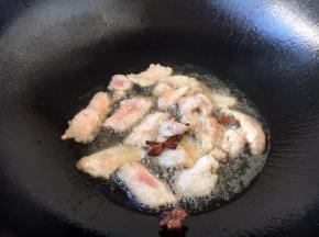锅里留底油，放入五花肉和八角煸炒，五花肉不用煸炒时间太长了，出油就可以了。