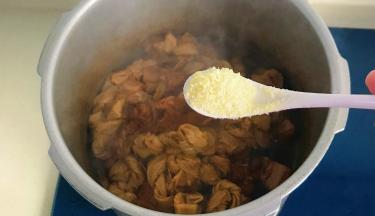 加入少许鸡精调味即可关火出锅了