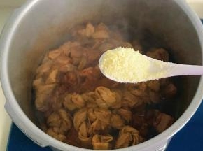 加入少许鸡精调味即可关火出锅了