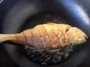 把鱼的两面都煎成金黄色。