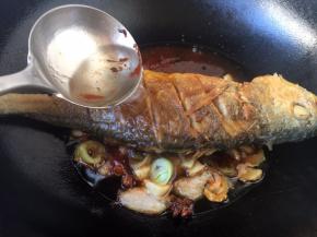 放入与食材齐平的水。