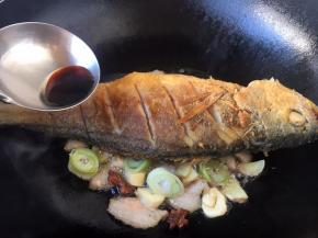 撒入1勺的白糖，淋入1勺锅边醋，迅速盖上锅盖儿，焖20秒左右。