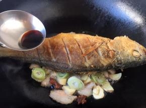 撒入1勺的白糖，淋入1勺锅边醋，迅速盖上锅盖儿，焖20秒左右。