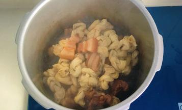 大火煮一会儿，煮至千张结上色入味