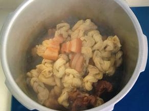 大火煮一会儿，煮至千张结上色入味