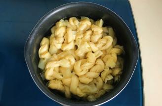 千张结先锅里焯一下水，为了更好地入味