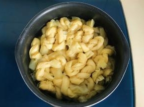 千张结先锅里焯一下水，为了更好地入味