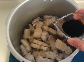 倒入老抽