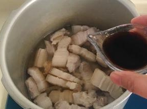 倒入生抽