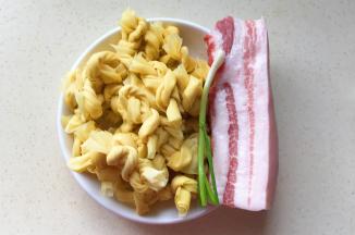 准备好食材，洗净后备用