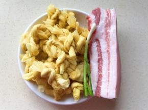 准备好食材，洗净后备用