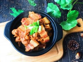 装盘撒上葱段，一道美味可口的千张结烧五花肉就完成了