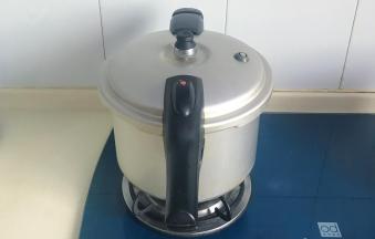 盖上盖子，大火煮开，上汽后再煮十分钟左右