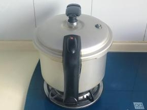 盖上盖子，大火煮开，上汽后再煮十分钟左右