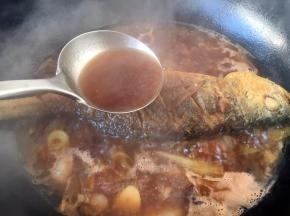 大火炖开，大火炖煮期间用勺捞起汤汁浇到鱼身上，这个动作多重复几次，以便于鱼入味更快。 这时添加少许盐调味。 为防止粘锅，必要时用双手拿住锅柄，离火并转圈晃动锅。 炖约7或8分钟后汤汁变得浓厚即可。