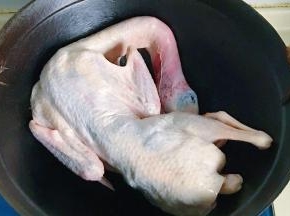 放入锅中