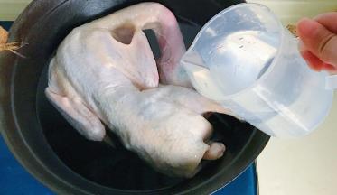 倒入清水，水位以没过鸭子为准