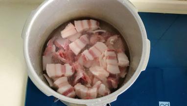 放入高压锅中也焯一下水，去除杂质和多余的油脂，注意盖子别盖死，蒸汽阀也别盖上