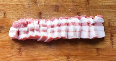 五花肉切成厚薄均匀的块