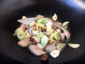 放入葱姜蒜、八角、干辣椒炒香。