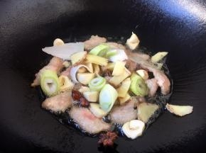 放入葱姜蒜、八角、干辣椒炒香。