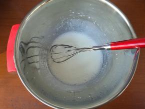 牛奶和玉米油加入盆内，混合乳化呈乳白色浓稠液体。