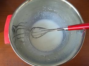 牛奶和玉米油加入盆内，混合乳化呈乳白色浓稠液体。