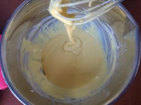 4个蛋黄全部加完。