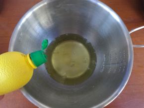 先把烤箱提前预热上下火165度15分钟。蛋白内加入几滴柠檬汁。