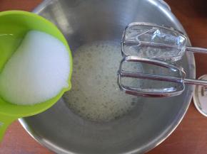 细砂糖分三次加入蛋白内。打蛋器打发至出现鱼眼泡，加入三分之一的细砂糖。