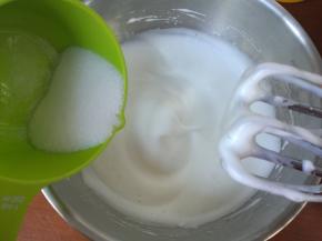 蛋糊出现纹路，加入最后的细砂糖。