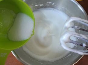 蛋糊出现纹路，加入最后的细砂糖。