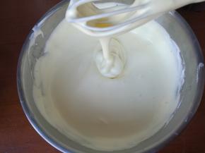 继续翻拌混合均匀。这时的蛋糊应该是细腻稠厚的感觉，如果太稀或者有大的泡泡出现，有可能是蛋白消泡了。