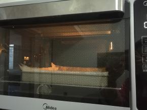 送入预热好的烤箱，上下火165度烘烤18分钟即可。