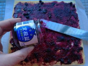 蛋糕晾凉至手温，切去四周，涂上北极蓝蓝莓酱。