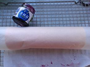 借助油纸卷起来，包住。放入冰箱冷藏定形。