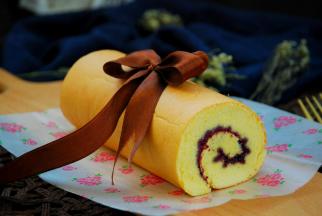 借助油纸卷起来，包住。放入冰箱冷藏定形。