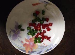 先来准备捞汁：小米椒切粒