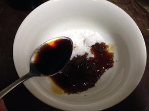 碗底加入白糖，香醋
