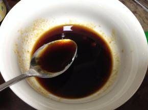 生抽、蒸鱼豉油，搅拌至糖融化