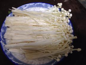 金针菇洗净去根
