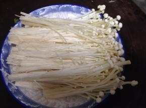 金针菇洗净去根