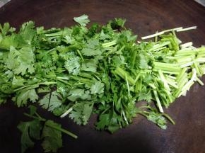 香菜洗净切段